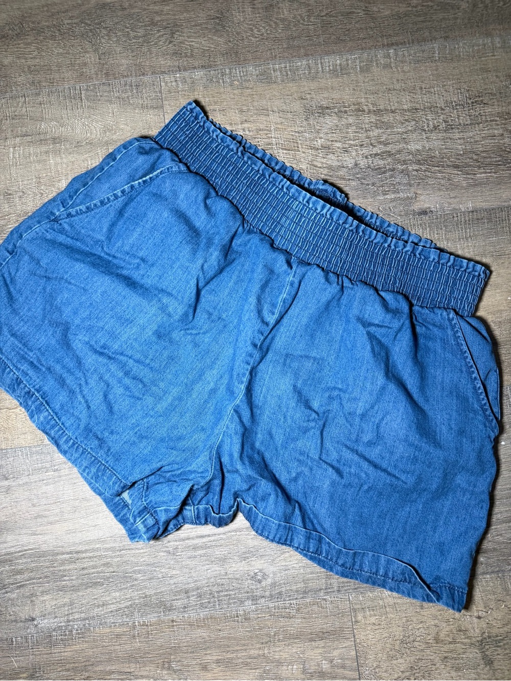 Universal Thread Blue Smocked-Waist Denim Shorts - L